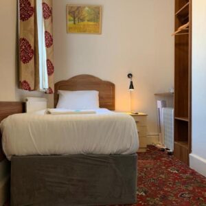 Single shared-bath Room (1 person – 1 single bed)
